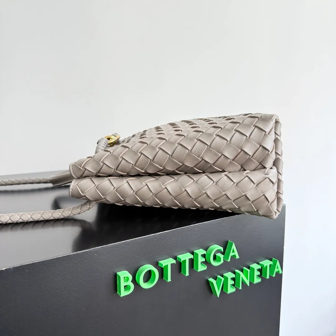 The 2023 new Andiamo batch of 2260 BV has been shipped‼ ️Really popular🔥The new Andiamo woven handbag launched by Bottega Veneta this season is really popular all over the world! ! Celebrities at home and abroad have worn it, and Oscar-winning actress Michelle Yeoh has taken it out on the street. Song Jia, Trai Yara, Yu Feihong, Sanji Ayaka, Rosie Hunting-Whiteley, Yoshioka Riho, etc. have all picked up this bag. It is classic and versatile, showing off its temperament, and the bag capacity is also large, which is very convenient for daily commuting! ! A variety of carrying methods, the shoulder straps can be adjusted by yourself, the original lambskin feels soft and delicate, and the neutral style is made to break gender boundaries and bring a more practical and long-lasting use experience. Andiamo, which has both elegant and casual styles, perfectly interprets the true appearance of "fashionable old money style". Style number: 743572 Size: 32*24*12